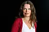 Cecilie Hellestveit i rødt plagg og hvit topp mot mørk bakgrunn.