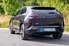 Mørk Kia EV6 parkert på vei, sett bakfra, med registreringsnummer ER 93890.