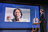 Jørgen Watne Frydnes ved skjerm med fredsprisvinner Navi Pillay på videolink.