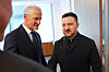 Jonas Gahr Støre og Volodymyr Zelenskyj står sammen i et møterom under Nato-toppmøtet i Ankara.