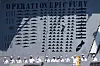 Sjøfolk på USS Abraham Lincoln foran veggmaleriet «Operation Epic Fury» med flysilhuetter.