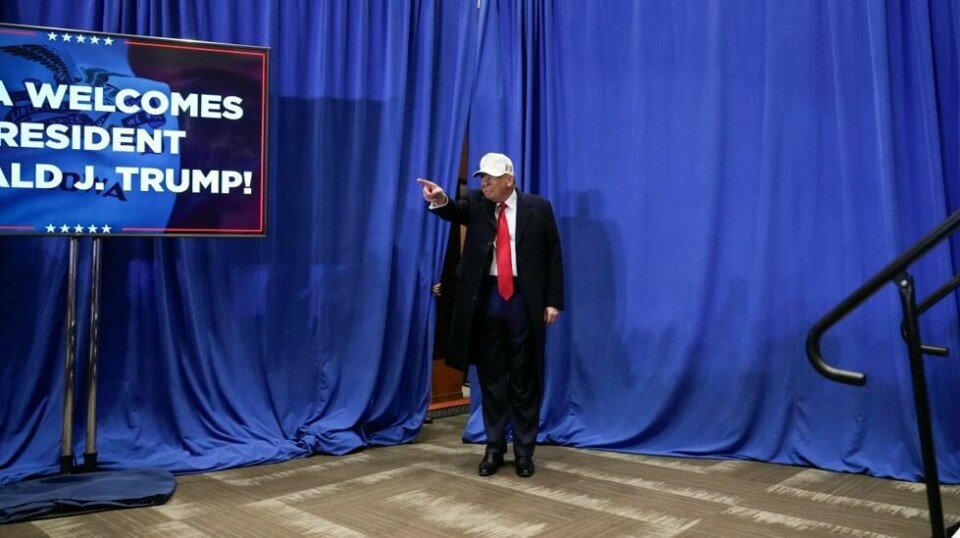 Tidligere president Donald Trump ble avbrutt av klima-demonstranter på et valgkamparrangement i Iowa. Her ankommer han et annet arrangement tidligere søndag. Foto: Andrew Harnik / AP / NTB.