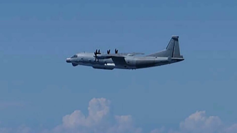 Dette bildet fra det japanske forsvarsdepartementet viser et kinesisk overvåkingsfly av typen Y-9, som mandag skal ha krenket japansk luftrom. Japan reagerer sterkt på hendelsen. Foto: Japans forsvarsdepartement via AP / NTB