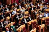 Stortingsrepresentanter i stortingssalen gjør ro-bevegelser fra setene sine.