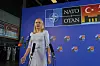 Elina Valtonen ved mikrofoner foran NATO- og Tyrkia-logoer i Antalya.