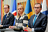 Tobias Billström, Elina Valtonen og Espen Barth Eide under pressekonferanse foran nordiske flagg.