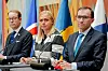 Tobias Billström, Elina Valtonen og Espen Barth Eide under pressekonferanse foran nordiske flagg.