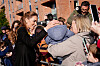Kate, prinsesse av Wales, hilser på folk bak sperringer i Sør-Belfast.