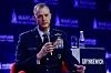 General Alexus G. Grynkewich i uniform taler med mikrofon foran Warszawa Security Forum-logoer.