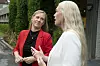 Barne- og familieminister Lene Vågslid (Ap) og direktør i Forbrukerrådet Mette Fossum utenfor FHI i forbindelse med blodprøvetaking tidligere i høst.