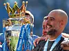 Pep Guardiola løfter Premier League-trofeet med blå Manchester City-bånd rundt halsen.