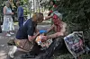 Ambulansepersonell gir førstehjelp til en blødende eldre mann etter angrep i Kramatorsk.
