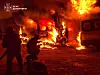 Redningsarbeidere slukker brennende ambulanser ved et medisinsk anlegg i Kramatorsk.