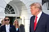 Donald Trump snakker mens Natalie Harp og Katie Zacharia står ved Det hvite hus.
