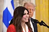 Kimberly Guilfoyle taler ved mikrofon mens Donald Trump står bak henne i Det hvite hus.