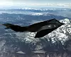 Amerikansk F-117A Nighthawk-fly over snødekte fjell og daler.