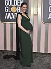 Gravide Hilary Swank i mørkegrønn kjole på Golden Globe-utdelingen.