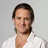 Portrett av førsteamanuensis ved Veterinærhøgskolen i hvit skjorte mot grå bakgrunn.