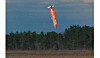 GBU-43/B-bombe faller loddrett over et skogbelte under test i 2003.