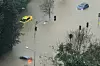 Biler står i flomvann ved et veikryss med trafikklys i Istanbul.