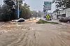 Biler kjører gjennom flomvann på en vei i Istanbul under kraftig regn.