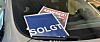 «SOLGT»-skilt og «KAMPANJE!»-skilt i frontruten på en bil.