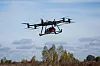StarGate-drone fra SkyFall med rød medisinsk modul flyr over trær i Ukraina.