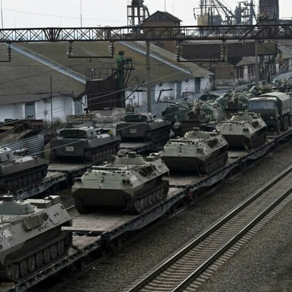 Illustrasjonsbilde: Russiske stridsvogner lastes på godstog i Rostov-regionen i 2022. Nå mistenkes sabotasje etter en eksplosjon ved jernbanen i nærheten av byen Kinel. Foto:AP Photo / NTB