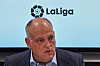 La Liga-president Javier Tebas taler på pressekonferanse, med La Liga-logoen i bakgrunnen.