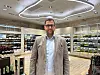 Haakon Dagestad står foran hyller med vinflasker inne på Taxfree.