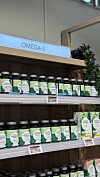 Butikkhylle med omega-3-kosttilskudd i flasker og pakker.