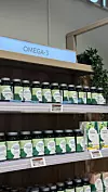 Butikkhylle med omega-3-kosttilskudd i flasker og pakker.
