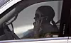 Bilfører bruker mobiltelefon bak rattet i Hollywood i Los Angeles.