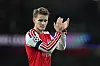 Arsenals Martin Ødegaard applauderer på vei av banen i Champions League-kampen mot Lille.