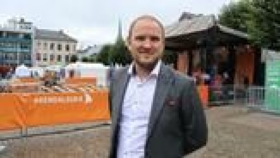 Samferdselsminister Jon Georg Dale (Frp) har planer om å møte svenske regjeringsrepresentanter i høst for å diskutere tog-samarbeid mellom Norge og Sverige. Samferdselsminister Jon Georg Dale (Frp) har planer om å møte svenske regjeringsrepresentanter i høst for å diskutere tog-samarbeid mellom Norge og Sverige. Foto: Elisabeth Bergskaug/ABC Nyheter