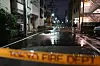 Brannfolk ved en delvis oversvømt gate i Tokyo, med sperrebånd fra Tokyo Fire Department i forgrunnen.