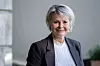 Berit Lindeman, generalsekretær i Helsingforskomiteen, i mørk blazer og lys skjorte.
