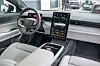 Porsche-interiør med ratt, digitalt instrumentpanel og stor berøringsskjerm i midtkonsollen. All betjening skjer fra rattet, i skjermen og volumbryteren, og brukergrensesnittet er lett å bli kjent med.