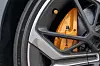 Nærbilde av grå felg med oransje Lamborghini-bremsekaliper og P Zero-dekk. Polestar 5 Performance får hjelp av Brembo til å få ned farten på den 2,5 tonn tunge GT-bilen.