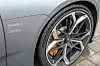 Forhjul på grå Polestar 5 med fler-eiket felg og gul bremsekaliper. De 650 kW eller 844 hestekreftene får bilen med spesielle Michelin-dekk på 22-tommers felger raskt opp i hastighet, men Brembo hjelper dekkene med å få hastigheten ned igjen også.