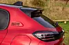 Bakre del av rød Mercedes-AMG med hekkvinge, baklys og AMG-merke.