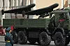 To Geran-2-droner på militærlastebil under seiersdagsparaden i Moskva, med soldat i forgrunnen.