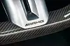 AMG-logo på sølvfarget rattdetalj med karbonfiber. AMG-sportsrattet i karbon har alcantara i grepsonene og klønete betjeningsflater.
