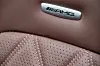 AMG-emblem over perforert brunt skinnsete i bil.