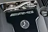 Motordeksel med Mercedes-stjerne og AMG-logo i motorrommet.