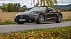 Mørk Mercedes-AMG cabriolet på landevei ved jorde og høstløv. Mercedes-AMG SL 63 S E Performance er svindyr, men også ekstremt heftig, og den treffer på alle punkter, inkludert kabrioletfølelsen.