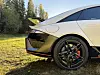 Bakre del av hvit sportsbil med svart felg og hekkspoiler på gress ved skog. Bokstaven N står for både Nürburgring og Namyang, området i Sør-Korea der Hyundais sportsmodeller utvikles.