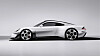 Sølvfarget Porsche sportsbil i sideprofil mot lys grå studiobakgrunn.