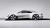 Sølvfarget Porsche sportsbil i sideprofil mot lys grå studiobakgrunn.