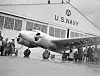Amelia Earharts Lockheed Electra klargjøres foran en hangar med skiltet «U.S. Navy» i 1937.